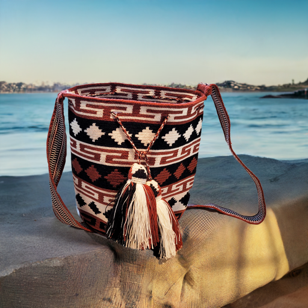 Hand woven wayuu bag with beautiful shops design