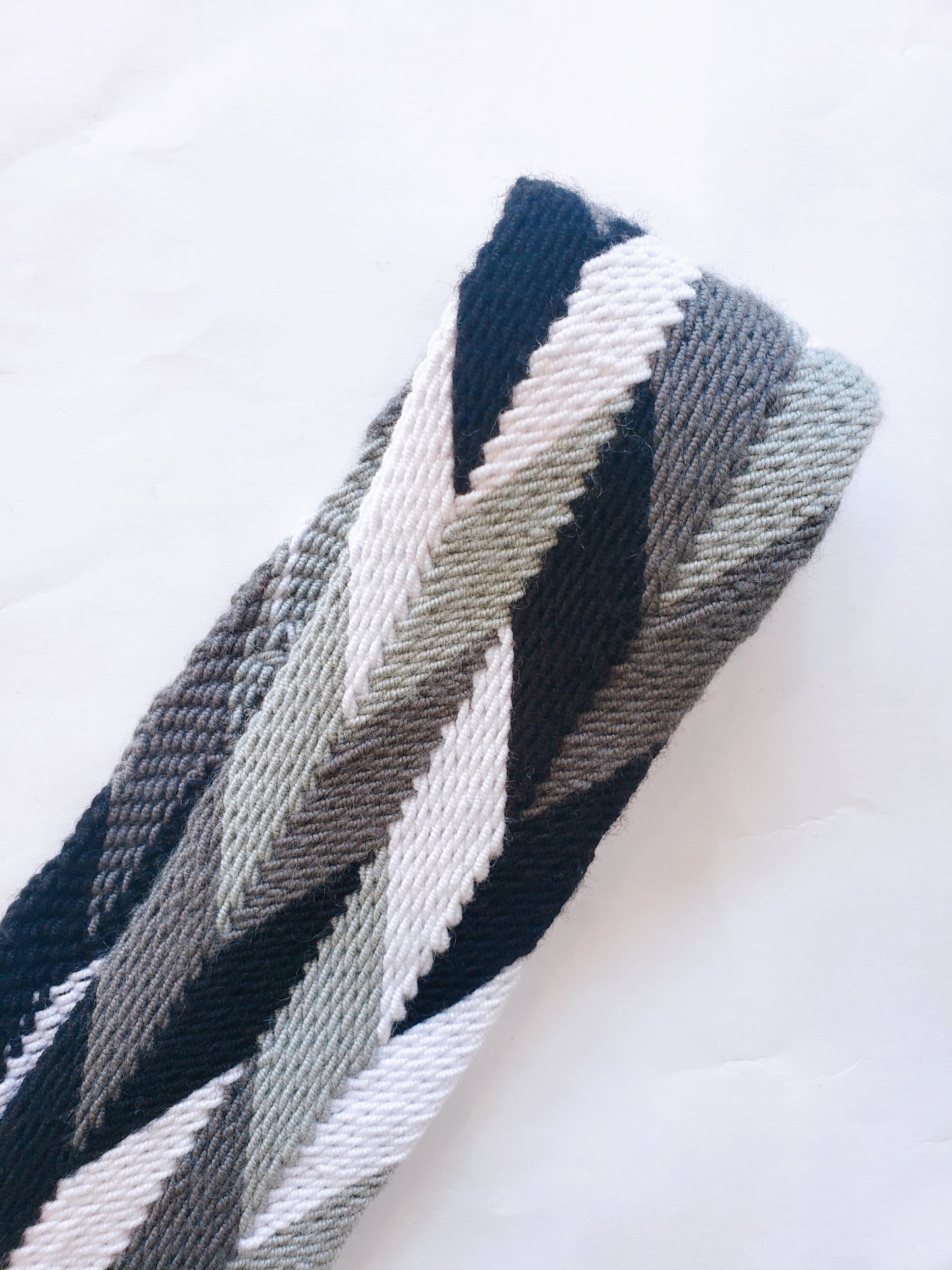 Black Lines Handmade Wayuu Strap Bag - detail