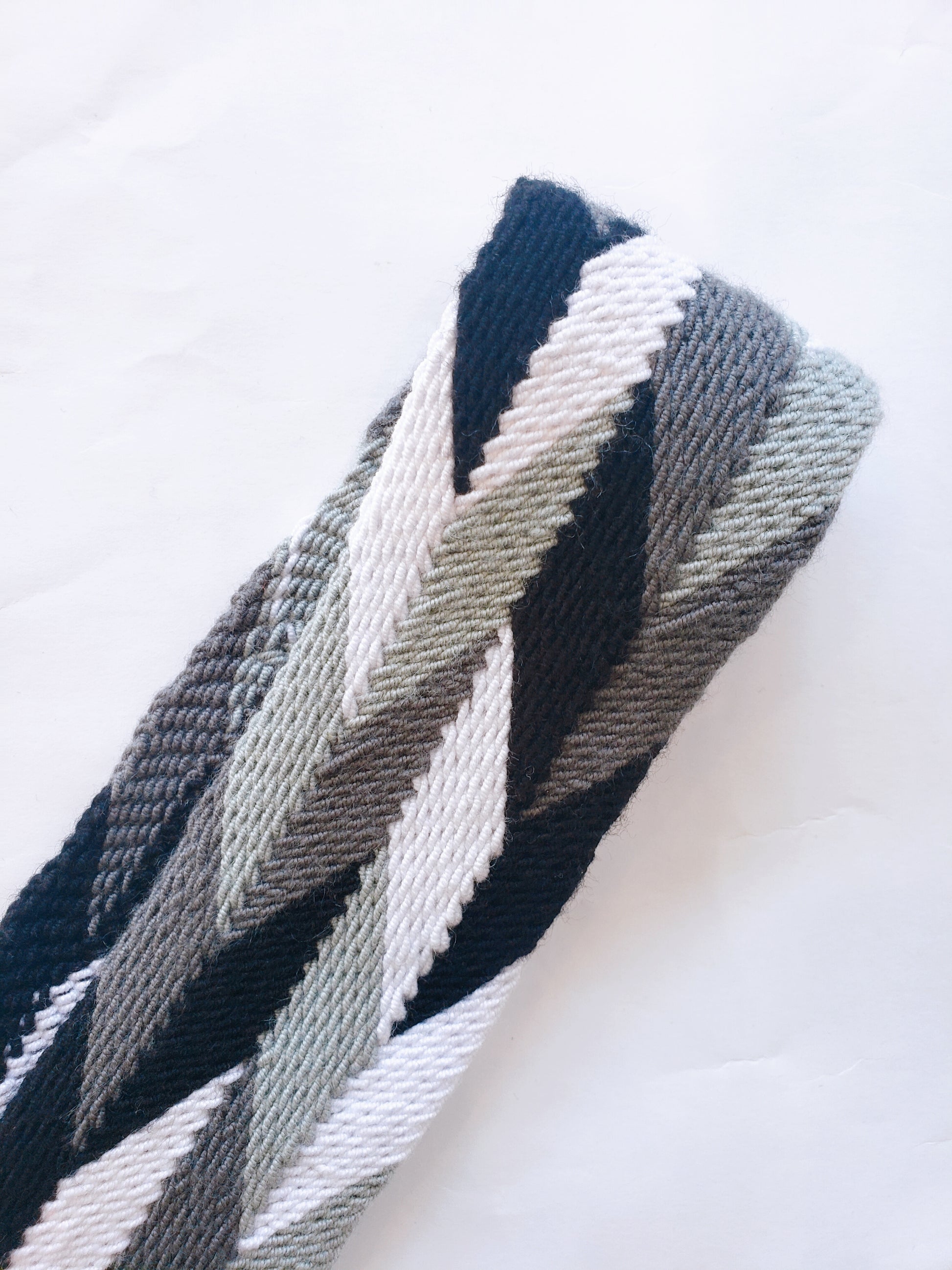 1 Black Lines Handmade Wayuu Strap Bag - detail