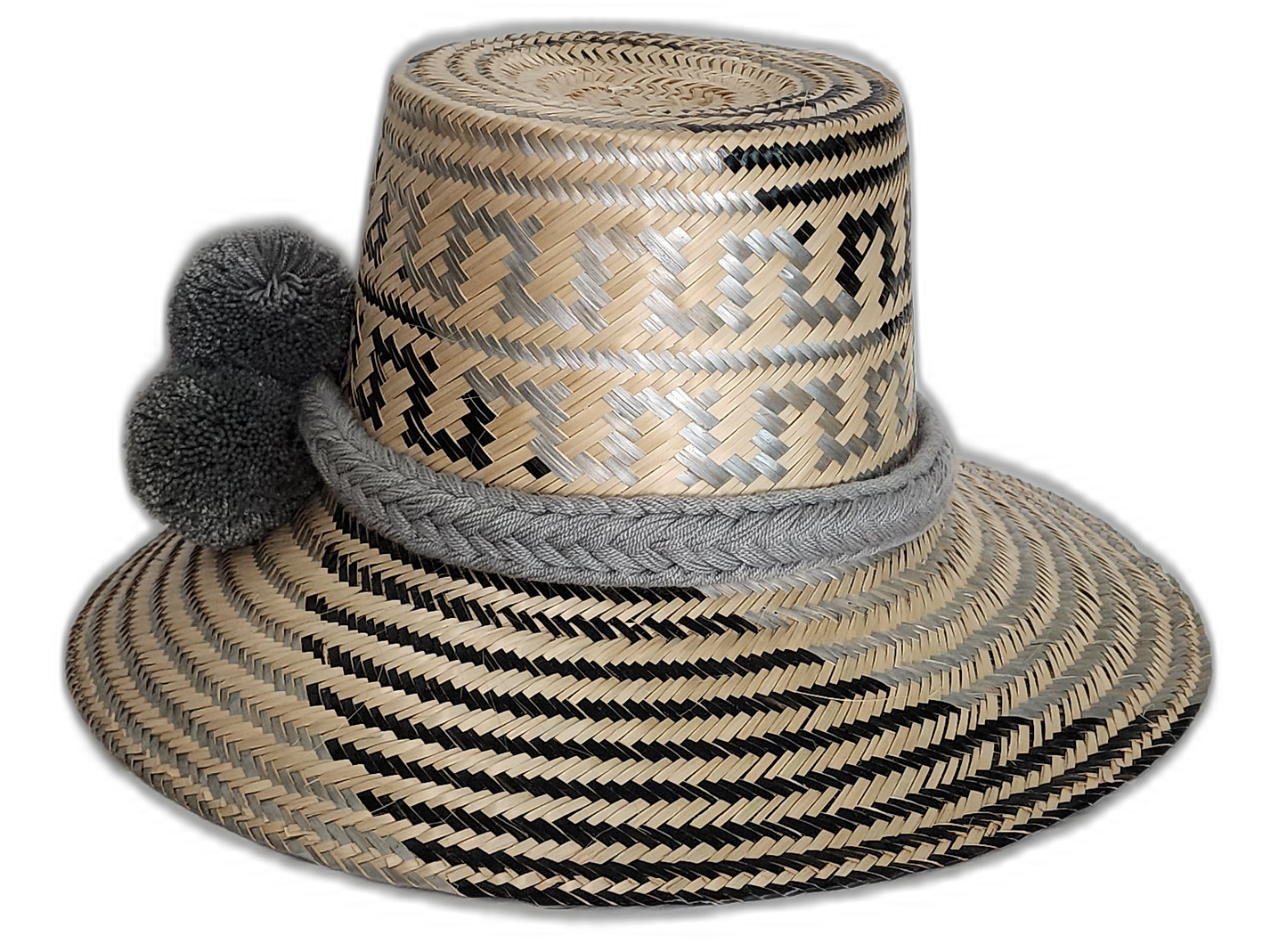 Monochrome artisan Wayuu hat with soft grey band and geometric weave