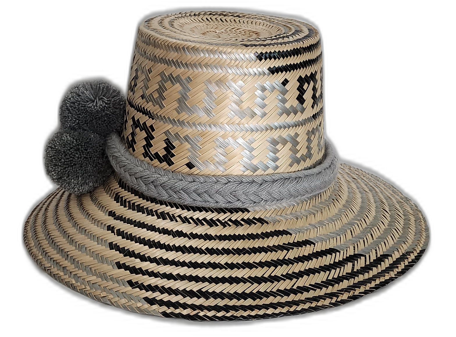 Monochrome artisan Wayuu hat with soft grey band and geometric weave