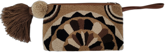 Earthy crochet wristlet bag Itzayana, handmade by Wayuu women in Bohemian style carrying boho colors


