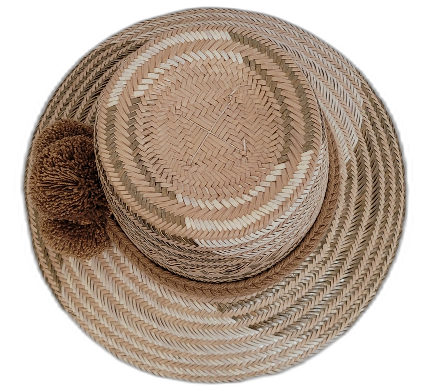 Elegant beige Wayuu straw hat with artisan brown pompom accents.

