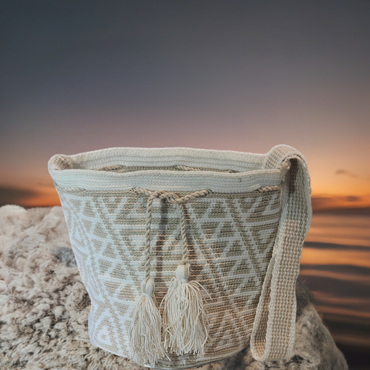 "Colorful handmade crochet bag by Wuitusu, showcasing vibrant bohemian designs and Wayuu craftsmanship."