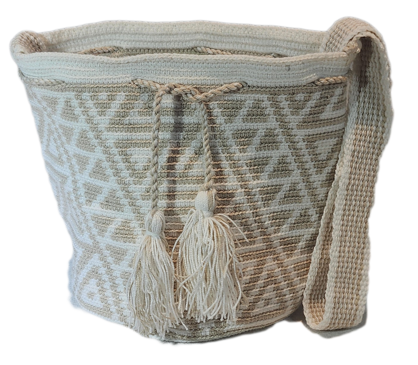 "Colorful handmade crochet bag by Wuitusu, showcasing vibrant bohemian designs and Wayuu craftsmanship."