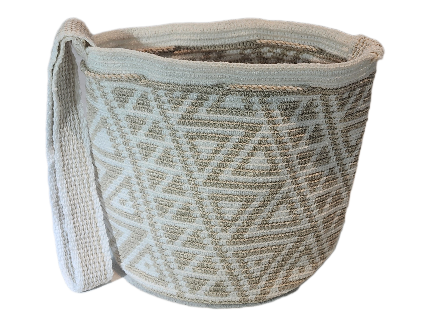"Colorful handmade crochet bag by Wuitusu, showcasing vibrant bohemian designs and Wayuu craftsmanship."