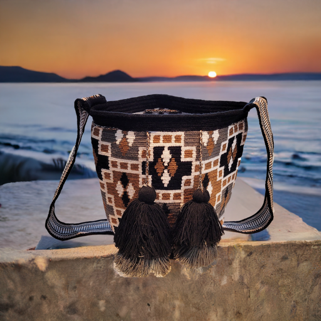 "Colorful handmade Paleteada Crochet Wayuu Bag by Wuitusu, showcasing unique geometric patterns and adjustable strap."