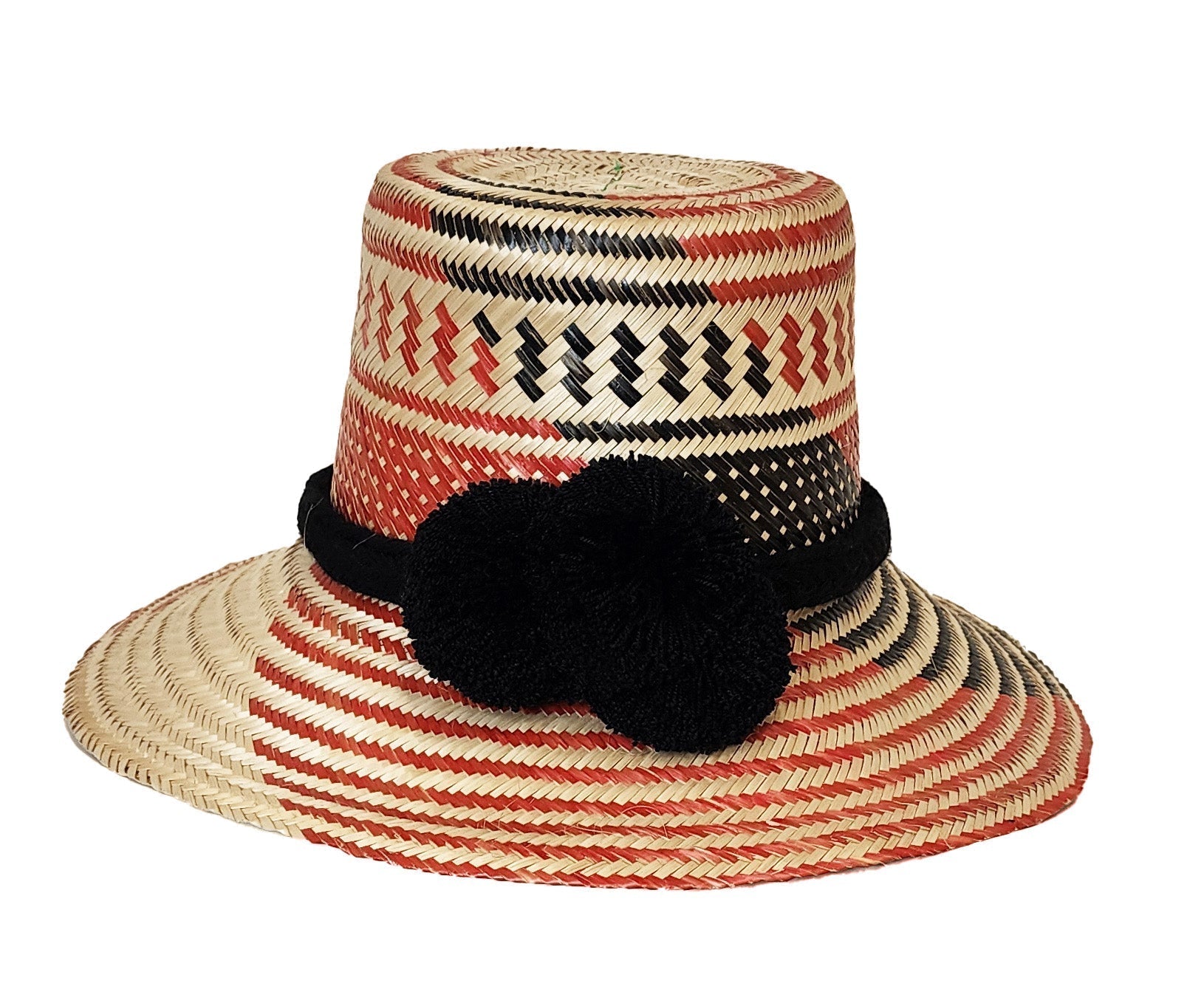 "Colorful, handmade straw hats by Wayuu tribe with adjustable sizes and meaningful pompoms, showcasing unique craftsmanship."
