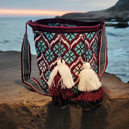 "Colorful Paleteada Crochet Wayuu Bag, handcrafted with vibrant geometric patterns, showcasing artisanal craftsmanship from C