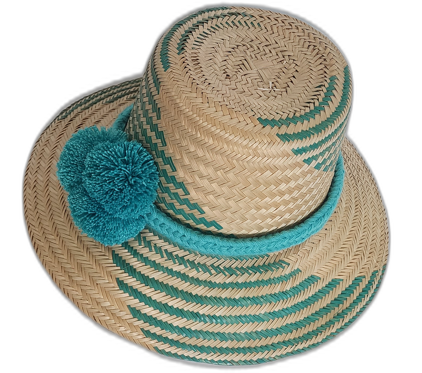 Sustainable handmade hat with green geometric accents and colorful Wayuu details.