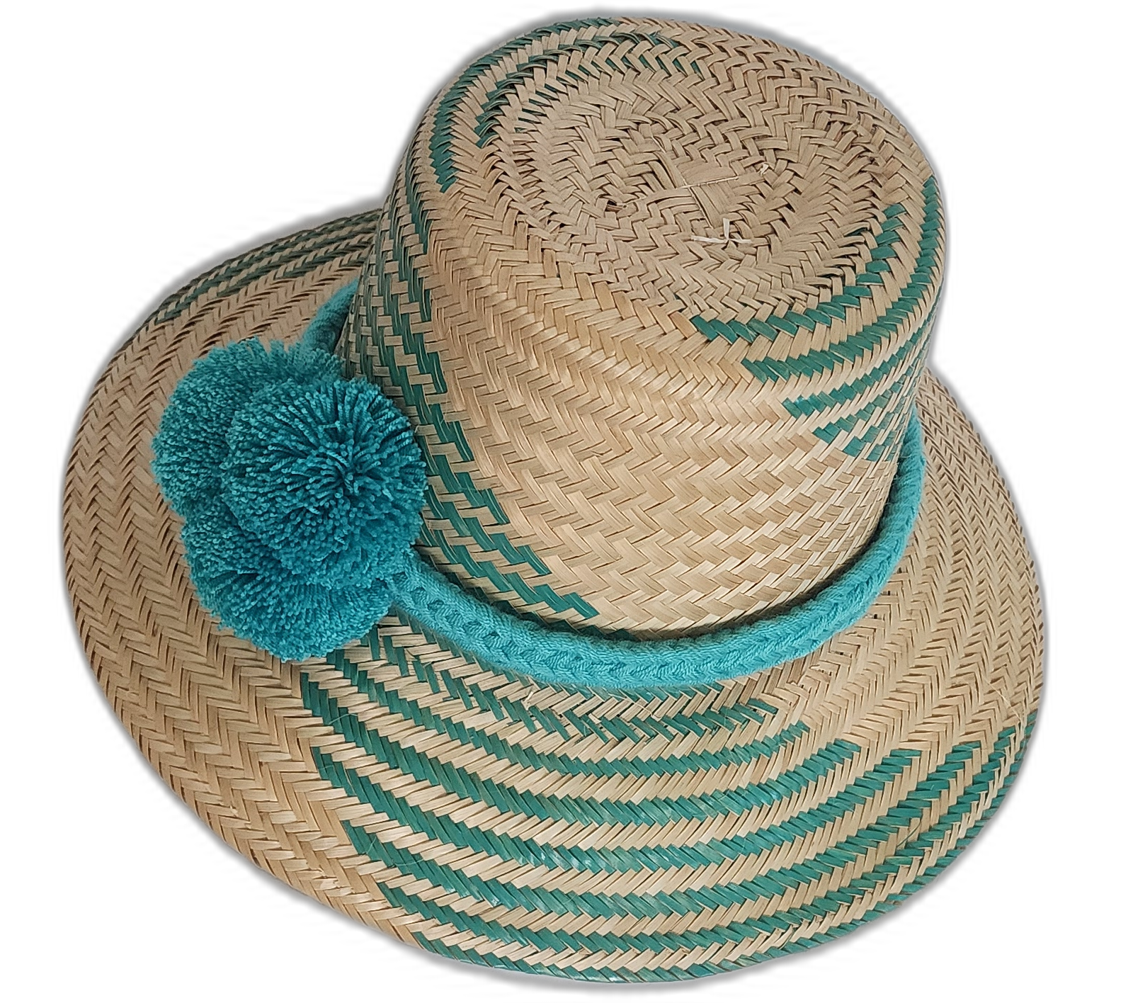 Sustainable handmade hat with green geometric accents and colorful Wayuu details.