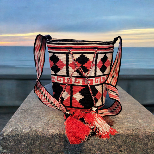 "Handmade Paleteada Wayuu crochet bag, colorful and bohemian, crafted by Colombian and Venezuelan artisans."