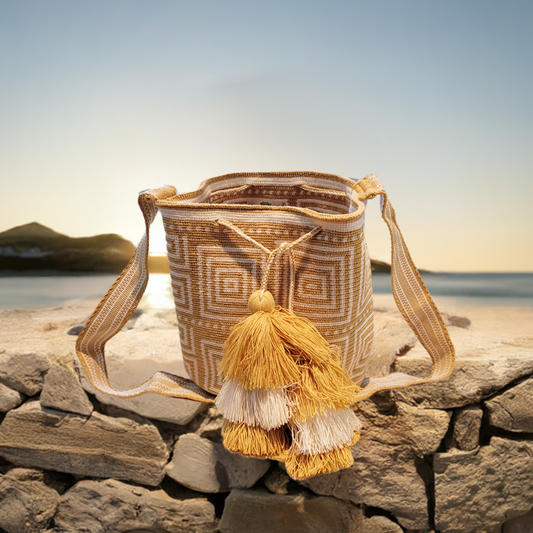 "Handmade Paleteada Wayuu crochet bag with colorful geometric patterns, crafted by Wuitusu artisans using vegan materials."
