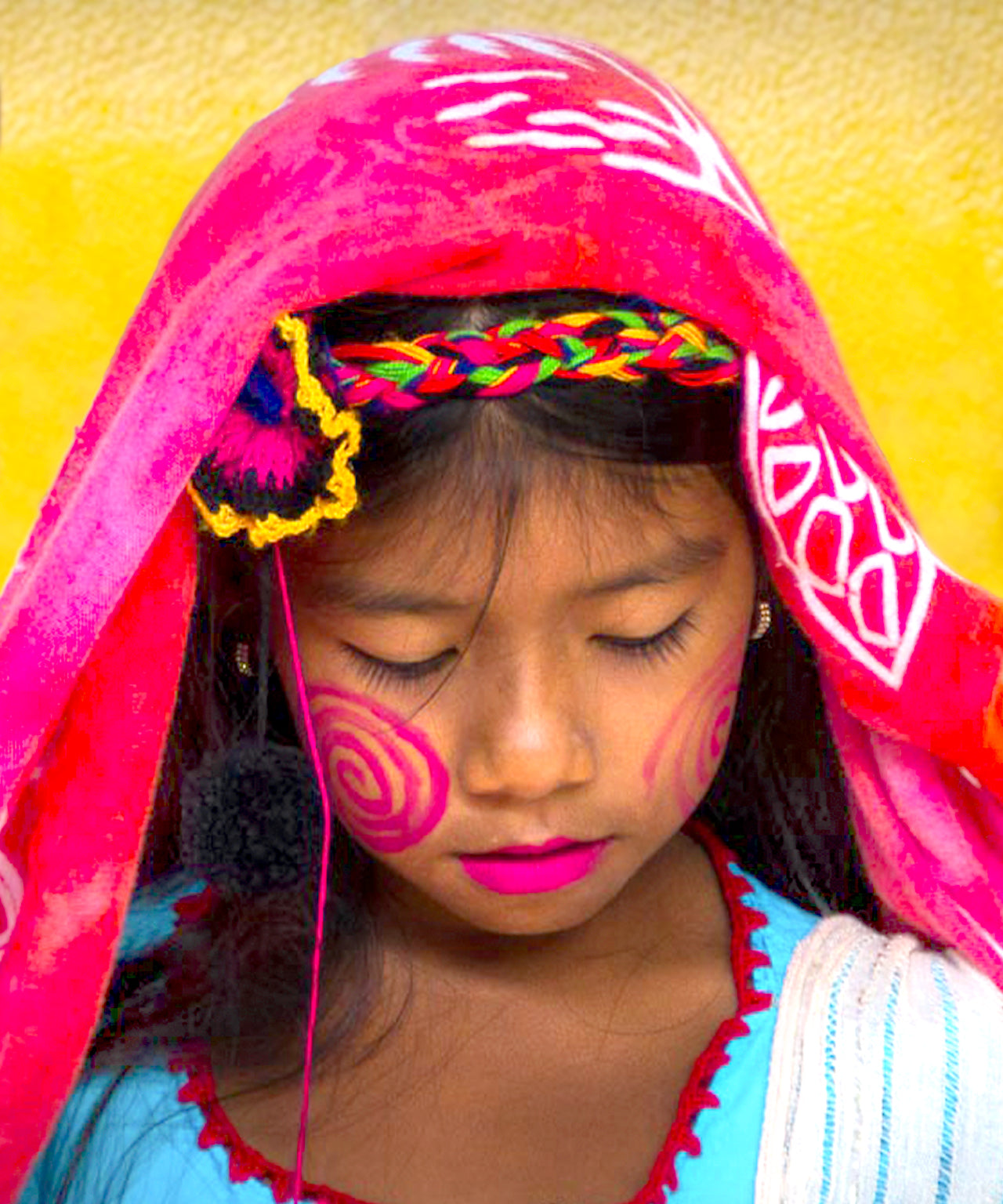 Wayuu girls wearing a pink mantaninna