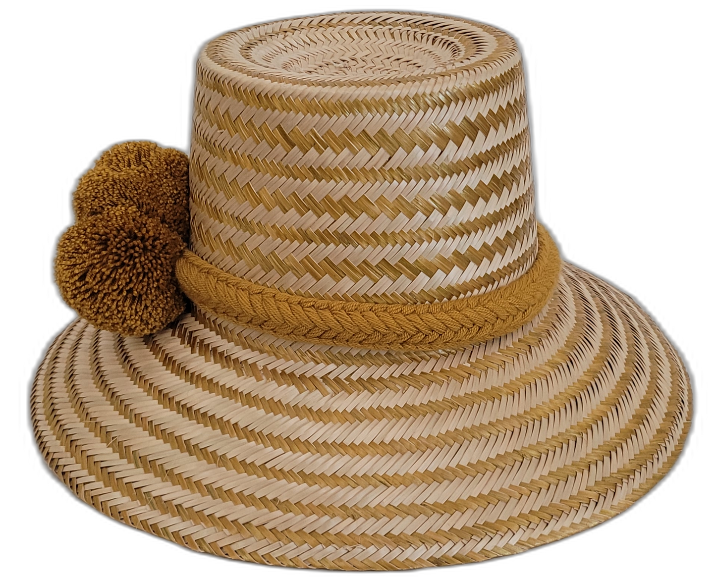 Artisan natural Wayuu straw hat with olive-ochre pompom accents.

