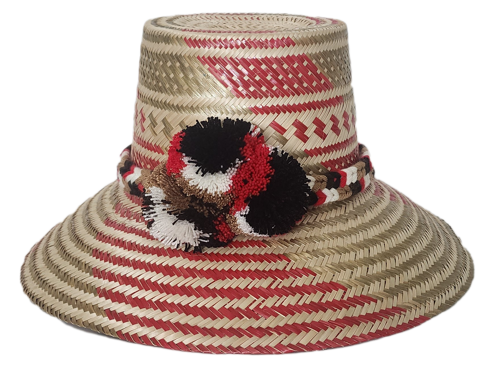 Stylish beach hat handcrafted by Wayuu artisans from Iraca palm.
